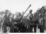 Bundesarchiv_Bild_183-J08339,_Ausbildung_an_der_Vierlings-Flak.jpg